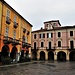 Piazza Cisterna con al centro il palazzo Gromo di Ternengo.