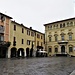 Piazza Cisterna con il cinquecentesco palazzo Del Pozzo della Cisterna.