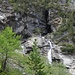 Bereits nach dem Waldhaus, im schönen Aufstieg über den Geröllhang. Im Bild ist der unterste Wasserfall des Schwarzbachs.