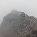 Der Blick vom Süd- zum Nordgipfel des Danzebells ist durch Nebel beeinträchtigt.