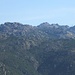 Zoomata sulle granitiche cime del Limbara; a destra spuntano le antenne situate vicino a Punta Balistreri.