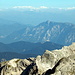 Fantastische Aussicht vom Gipfel nach Norden. Ganz nah und schon auf Grenze zu Österreich: Der Dobratsch (2166m) bei Villach. Im Hintergrund ragt die Hochalmspitze (3360m), der höchste Gipfel der Angkogelgruppe in Kärnten hervor. 