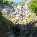 In der Runse hinauf, oben der kleine Wasserfall, nach dem Klemmblock links hinüber