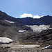 Rückblick auf die ziemlich schrägen Schneedepots, mit denen bald eine Piste gebaut wird
