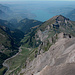 Abstieg über den oberen NNW-Grat: Blick über die schuttige W-Flanke hinunter nach Latreje Mittelberg und über den unteren NNW-Grat zu Morgenberghorn, Greberegg und Thunersee