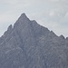 Dremelspitze im Zoom, deren Gipfelkreuz man bei Vergrößerung sehen kann