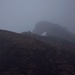 Der Gipfel vom Chingstuel (2118m), dahinter ist der nur wenig niedrigere östliche Vorgipfel im Nebel zu sehen.