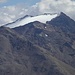 Rabenkopf im Zoom, davor Mitterlochspitze, deren Gipfelkreuz man bei Vergrößerung erkennen kann