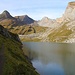 Zuerst wanderten wir der OStseite des Sanetschsee / Lac de Sénin (2034m) entlang. <br /><br />Gegenüber steht wiederum der Sex de Fours (2566m), einem Vorgipfel des Sanetschhorns / Mont Brun (2923,8m). Der Felsgipfel ganz hinten ist das Gstellihorn / Dent Blanche (2820m) und rechts Les Montons (2564,1m)