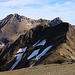 Arpelistock (3035,5m):<br /><br />Gipfelaussicht nach Osten zum Doppelgipfel des Wildhorns (3247,6m und 3246,3m). Zuvor ist der Grat über P.3051m zum Geltenhorn / Gältehore (3065m), welchen wir im Anschluss angingen. Hinter dem Grat schaut noch der Mont Pucel (3176,6m) hervor.