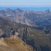 Gezoomte Aussicht vom Arpelistock (3035,5m) übers Arpelihorn / Arpelihore (2921m).<br /><br />Hinten stehen die höchsten Berge des Kantons Freiburg, von links nach rechts:  Pointe de Paray (2375m), Vanil de l'Ecri (2376m), Vanil Noir (2388,9m), Dent de Folliéran (2339,7m) und Dent de Brenleire (2353,2m). Davor ist noch der von hier aus gesehen unscheinbare Le Rubli (2284,5m).