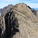 Schöne, aber extrem brüchige Gratfelsen beim Abstieg von P.3051m in Richtung Geltenhorn.