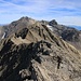 Nun kam das Geltenhorn / Gältehore (3065m) langsam näher alss wir P.3051m überschritten hatten. <br /><br />Hinten ist der Doppelgipfel des Wildhorns (3247,6m und 3246,3m). Rechts steht der Mont Pucel (3176,6m).