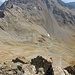 Den kaminartigen Riss südlich des Gipfels, durch den der Normalweg führt, kann man schon vom Gipfel aus sehen. Unteres Bildsiebtel, genau in der Mitte.