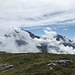 ein Wolken-Nebel-Fenster öffnet sich auf dem Gipfelplateau Richtung Windgällen