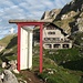Porta Alpinae (ein Projekt des Künstlers Guenter Rauch unter dem Motto "Öffne die Türe für eine andere Welt") mit Bad-Kissinger-Hütte und Aggenstein-Gipfel.