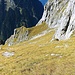 Über steile Wiesen vom Zwölferjoch hinunter zur Sarotla-Hütte.Das Gelände erinnert mich an den Weg von der Enderlin-Hütte zum Falknis in Graubünden.