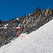 In Rot unsere ungefähre Aufstiegsroute später zum Ostgipfel mit Gipfelkreuz (ohne Gewähr). Eventuell wäre auch die blaue Variante machbar.