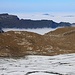 Sicht zurück oberhalb des etwas steileren Teils vom Blüemlisalpfirn. Klein ist die Gitschenhörelihütte (2325m) zu sehen. Der Gipfel links ist der Schwalmis (2246,0m), die Hügel welche aus dem Nebeö kucken sind die Gipfel des Rigi.