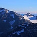 Brunnistock (2952m):<br /><br />Gipfelaussicht zum Krönten (3107,7m) und Schneehüenerstock (2944,9m).