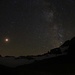 Bevor der abnehmende Mond aufging, zeigte sich der Sternenhimmel mit der Milchstrasse äusserst klar. Auf dem Bild das Zentrum der Milchstrasse im Sternbild Schütze (Sagittaius) zu sehen. Links steht der helle Mars im Sternbild Steinbock (Caprisornus).