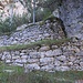 Steinmauern am Weg erinnern an das Tessin, wurden aber wohl im 1. Weltkrieg für andere Zwecke errichtet
