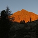 Dann geht aber die Sonne auf und verwandelt die Ausläufer der Vorderen Eggenspitze in ein rotglühendes Bergmärchen.