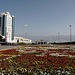 Mäschilis (Parlamentsgebäude) mit sehr großzügiger Blumenrabatte.