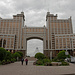 Hauptsitz des staatlichen kasachischen Mineralölunternehmens KazMunayGas, Im Hintergrund das Einkaufszentrum "Khan Shatyr".