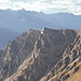Das Gipfelkreuz befindet sich in einiger Entfernung vom höchsten Punkt des Pleisköpfls.
