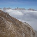 Berge der Lechtaler Alpen ragen aus dem Hochnebel heraus.