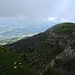 Wolkenfetzen auch über der Bergsturz-Abbruchkante; Sonne über Arth-Goldau