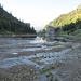 Questo “misero” laghetto è quel che rimane del grande invaso da sei milioni di metri cubi di acqua (che durò solo due mesi) dopo il crollo della diga.