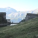 Oltre lo squarcio di circa 80 m della diga è visibile la Presolana e la cresta calcarea che sale verso il Monte Ferrante.