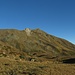 Kurze Zeit nach dem Zirmbichl sieht man vom prächtigen Aussichtspunkt mit Kote 2400 m erstmals hinüber auf die Südhänge der Weißwand.<br />Weg Nr. 23 führt zunächst 100 Hm hinab zur Hintersaugbergalpe, um später den Südhang der Weißwand horizontal nach rechts zur Göflaner Scharte zu queren.<br />Etwa bei den hellgrünen Wiesen (im rechten Bilddrittel) zweigt dann Steig Nr. 11 hinauf zur Weißwand ab: er führt aber nicht hinauf zu deren Hauptgipfel (dem felsigen Buckel rechts der weißen Felswand), sondern diagonal von rechts unten nach links oben aufwärts und mündet links der Felswände oben auf den Kamm. Von dort geht es dann weiter nach links auf der Kammhöhe zur Jürgen-Prigl-Friedensstele.