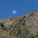 Ein letztes Mal steht für heute der Mond über der grauen Steinwüste der Laaser Spitze.