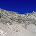 Der "neue Weg" zum Vallugagrat. T4 und Klettern I. Links der Bildmitte kommen und 2 Berggänger entgegen.