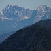 Blick zu über Mittenwald aufragenden Karwendelbergen
