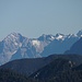 Über Mittenwald gelegene Karwendelberge im Zoom
