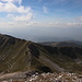 Unterwegs zwischen Monte Terminillo und Cresta Sassetelli - Blick zum Monte Terminiletto. Dahinter dürfte Rieti im spätsommerlichen Dunst zu erahnen sein.