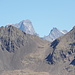 Zoom auf die erwähnten Gipfel: Links Barre des Écrins, mit 4102 m der südlichste Viertausender der Alpen. Rechts der Pic Coolidge (3774 m), der als Kandidat für den höchsten Wandergipfel der Alpen gehandelt wird. Nur noch ein Restgletscher steht dem im Wege.