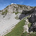 Unterwegs zwischen Cima di Vall'Organo und Sella di Leonessa - Am Fuß der steilen Felsflanke entlang. Auch die Markierung ist wieder zu erahnen (vorn rechts).