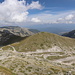 Im Aufstieg zum Monte Terminillo - Blick hinunter zur Sella di Leonessa und die sich über den Pass schlängelnde Regionalstraße.