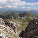 Monte Terminillo - Tiefblick zwischen beiden Gipfelkuppen. Unten ist u. a. das Rifugio Angelo Sebastiani zu erahnen.