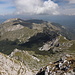 Monte Terminillo - Ausblick an der nordöstlichen Gipfelkuppe. Hinten ist u. a. der Monte di Cambio (2.081 m) zu sehen.