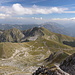 Monte Terminillo - Ausblick an der nordöstlichen Gipfelkuppe. Hinter dem Rifugio Angelo Sebastiani ist u. a. der Monte Elefante zu sehen.