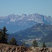 Rechts im Vordergrund die Buchensteinwand mit dem größten begehbaren Gipfelkreuz der Welt