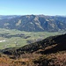 Östlich des Tales sieht man die kleine Gebirgsgruppe der Salzburger Schieferalpen mit ihrem höchsten Berg, dem Hundstein.