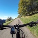 <b>Alle 9:25 mi avvio, lungo la strada asfaltata, in direzione di Somazzo (837 m), seguendo il logo del percorso per bici “Monte Bar Bike 358”, sugli indicatori di direzione rossi.</b>