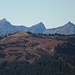 Hinter dem Schabergkogel, über den ich wandern wollte, sieht man drei Spitzen der Kitzbüheler Alpen 